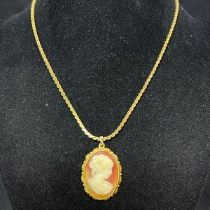 Vintage Gold Tone S Link Chain Necklace With Shell Cameo Pendant (4121)